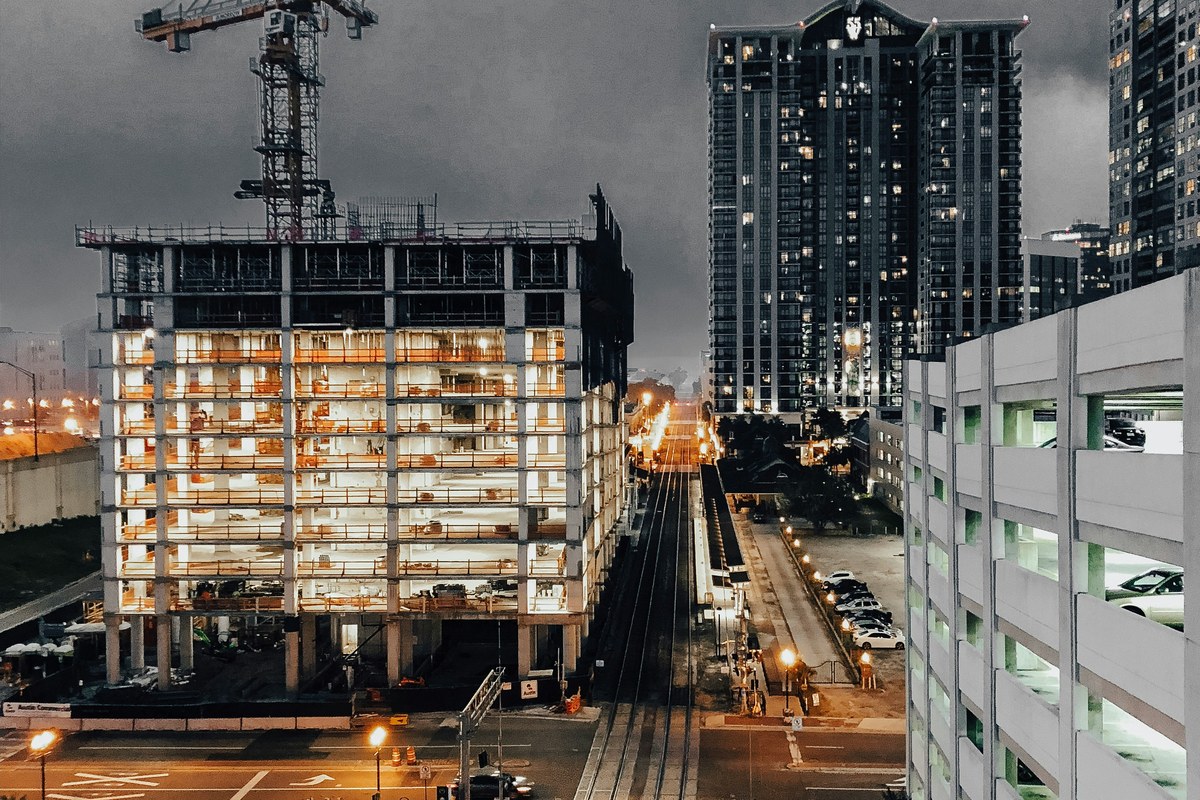Desarrollo urbano e infraestructura en construcción al anochecer.
